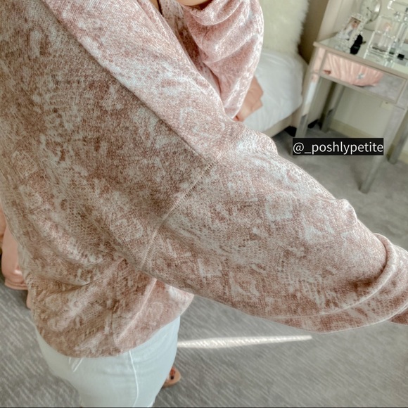 Freshman snakeskin slouchy v-neck pullover sweater - Picture 11 of 15